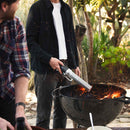 Två killar tänder en klotgrill med Looftlighter