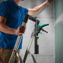 Hänger upp fogpistolen på stegen