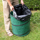 Lägger en avfallspåse i Zacky trädgårdssäck