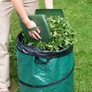 Plockar upp löv med lövhänderna och lägger dem i Zacky trädgårdssäck